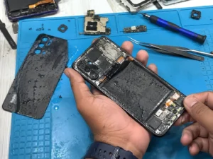 Wasserschaden Android Smartphone auf Reparaturtisch mit Datenrettung im Labor